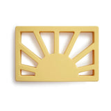 Mushie Beißring Sonne, Muted Yellow, aus Silikon, BPA-frei