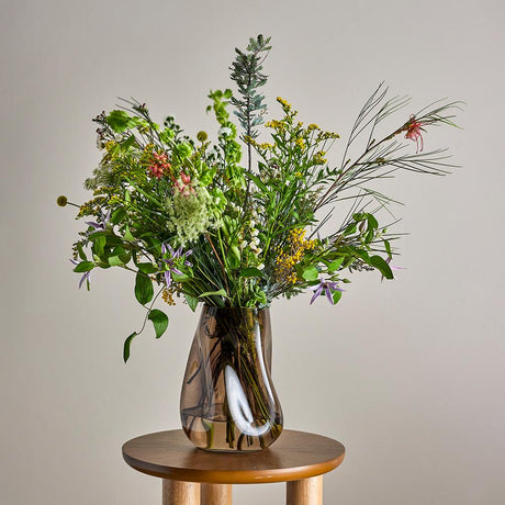 Bloomingville Ingolf Glasvase, Braun, 26 cm Blumenvase Dekovase mit gedrehter Form