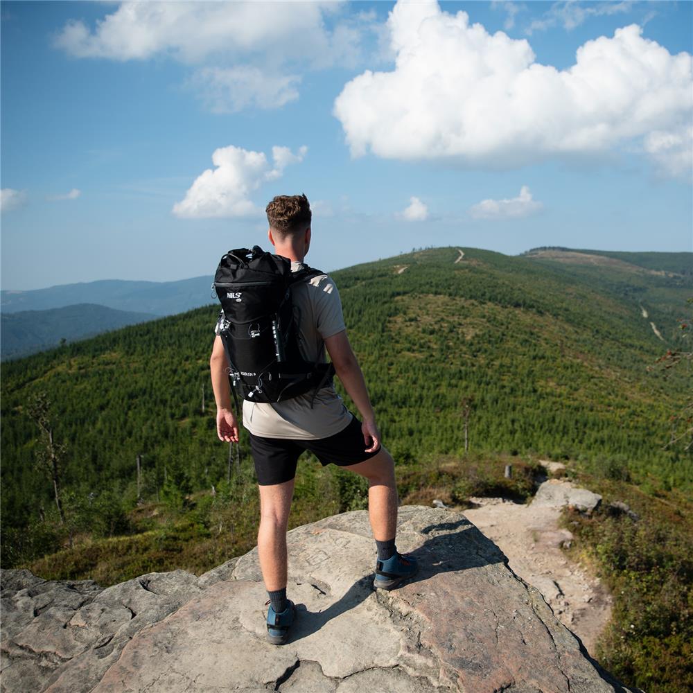 NILS CAMP Trekkingrucksack Kjolen 40L in Schwarz - Outdoor Rucksack mit Belüftung & Regenhülle