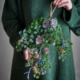 Bloomingville Cedar Türdeko Grün Kunstzweige Weihnachtsdeko Tannenzapfen