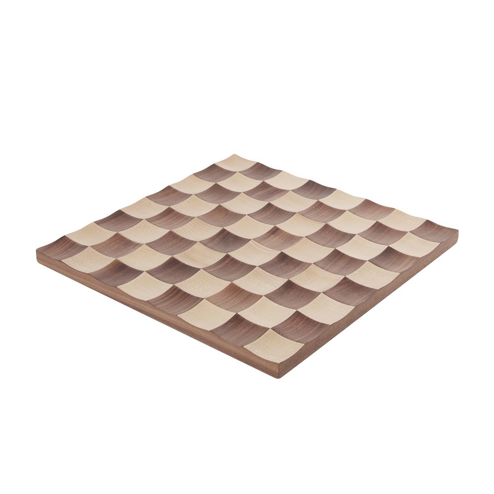 Umbra Wobble Schach Set mit vertieften Spielfeldern Ahorn- und Walnussholz
