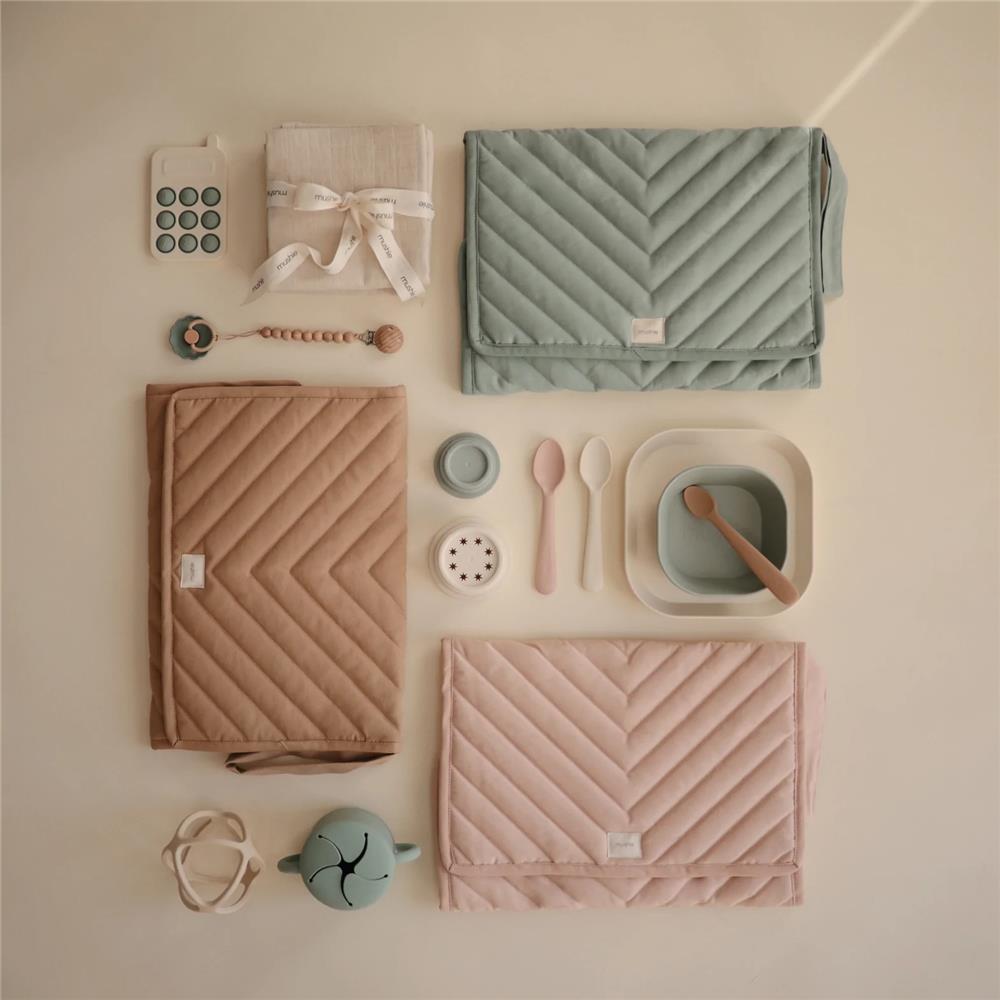 Mushie Tragbare Wickelunterlage, Blush, aus 100% Bio-Baumwolle