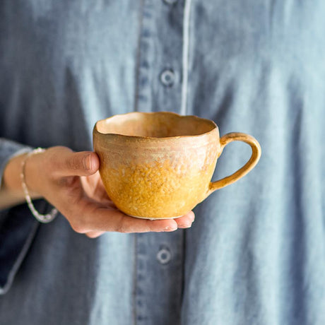 Bloomingville Milani Tasse, 260 ml – Gelbe Steinguttasse mit reaktiver Glasur und individuellem Farbspiel