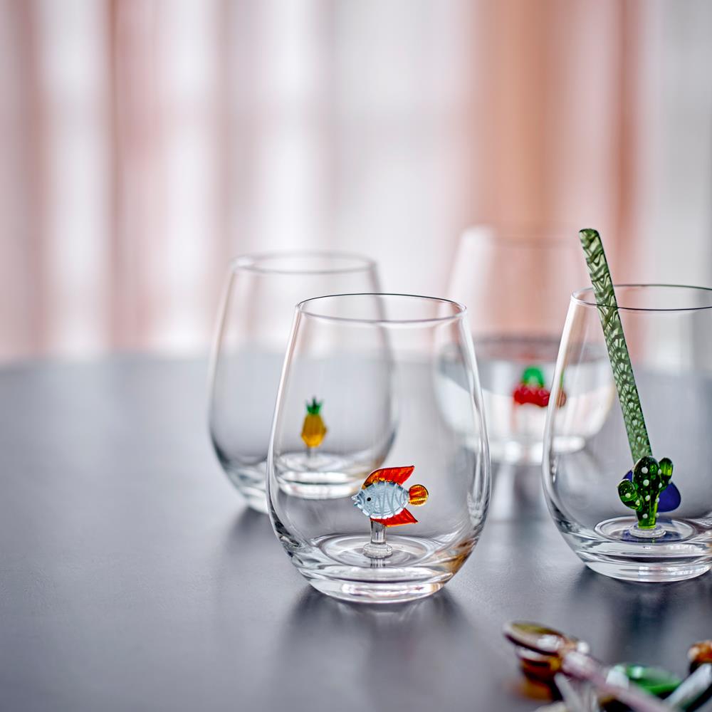 Bloomingville Misa Trinkglas aus Glas in Klar 560 ml – mundgeblasenes Glas mit Kirsche