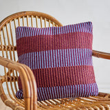 Bloomingville Isnel Kissen 45x45 cm blau/rot - Kissen aus recycelter Baumwolle mit Streifenmuster für Sofa