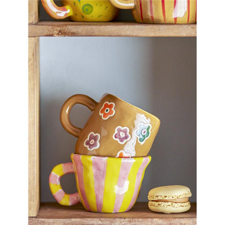 Bloomingville MINI Addy Tasse, Braun mit bunten Blumen, Steingut, Kindertasse, dänisches Design
