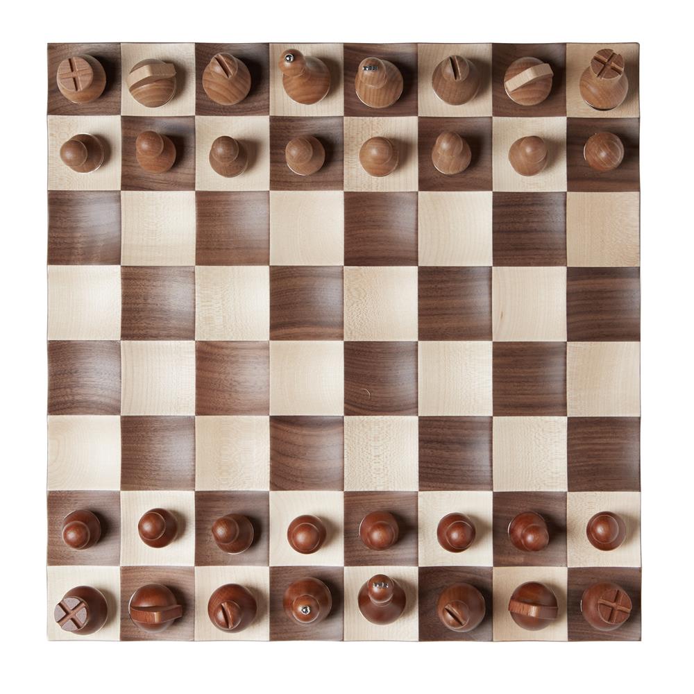 Umbra Wobble Schach Set mit vertieften Spielfeldern Ahorn- und Walnussholz
