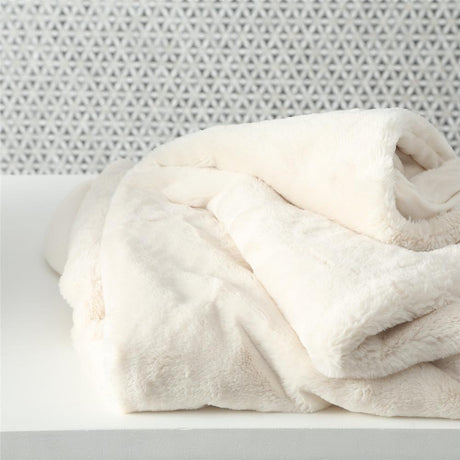 BOLTZE Decke Storan – Kuschelige Plüschdecke in Cremeweiß, 150×200 cm für gemütliche Stunden