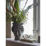 Bloomingville Akira Vase aus Steingut in Grau, Blumenvase in Form eines Gesicht
