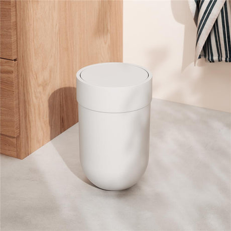 Umbra Touch Abfalleimer 6 L mit Schwingdeckel, in Weiß, Kosmetikeimer, Papierkorb, Badezimmereimer