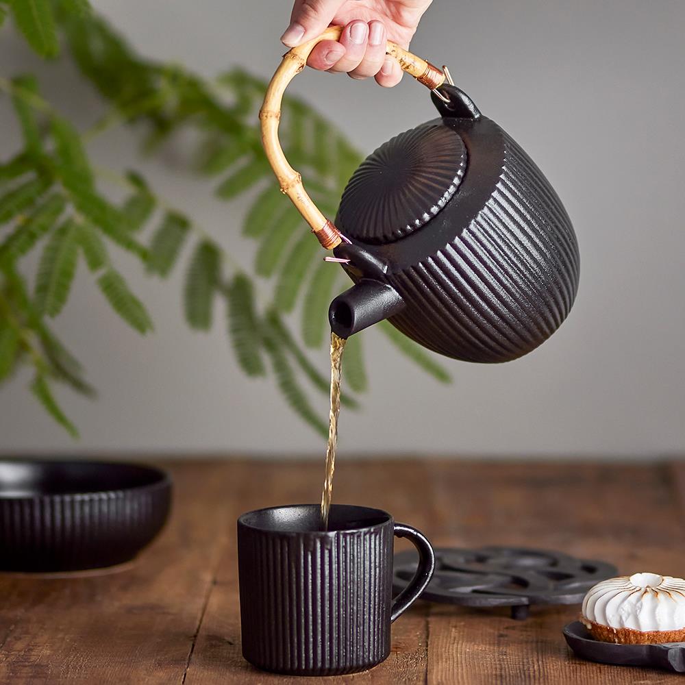 Bloomingville Neri Teekanne Schwarz – Steingut, 850 ml, Bambusgriff, skandinavisches Design mit Rillenstruktur