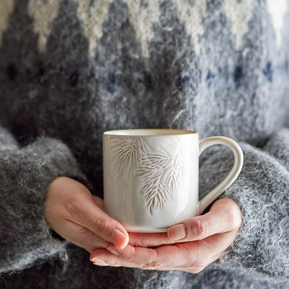 Bloomingville Winter Tasse – mit geprägtem Tannenzweig-Motiv, Weihnachten, dänisches Design