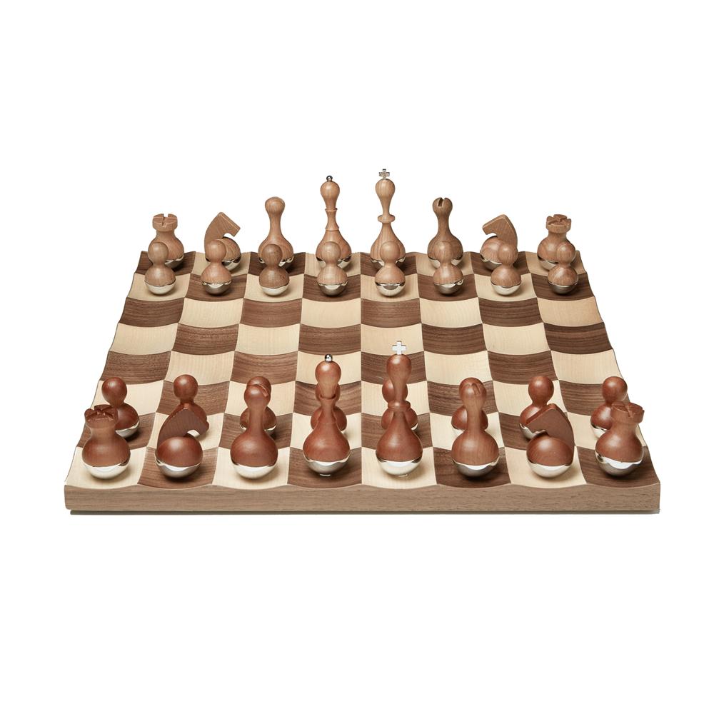 Umbra Wobble Schach Set mit vertieften Spielfeldern Ahorn- und Walnussholz
