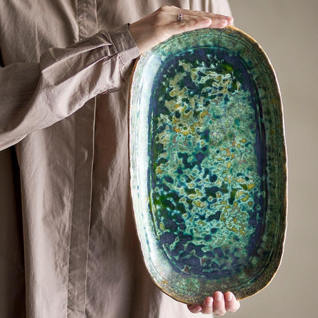 Bloomingville Milani Servierplatte – Steingut in Grün mit perlmuttartiger Glasur, 37 cm