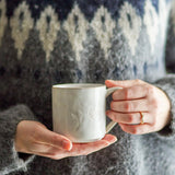 Bloomingville Winter Tasse – mit geprägtem Tannenzapfen-Motiv, Weihnachten, dänisches Design