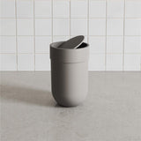 Umbra Touch Abfalleimer 6 L mit Schwingdeckel, in Grau, Kosmetikeimer, Papierkorb, Badezimmereimer