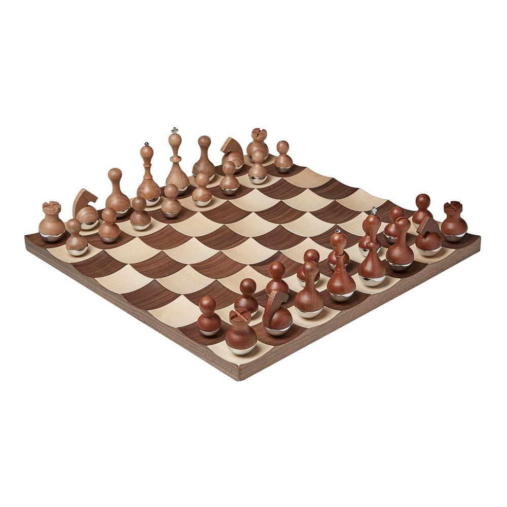 Umbra Wobble Schach Set mit vertieften Spielfeldern Ahorn- und Walnussholz