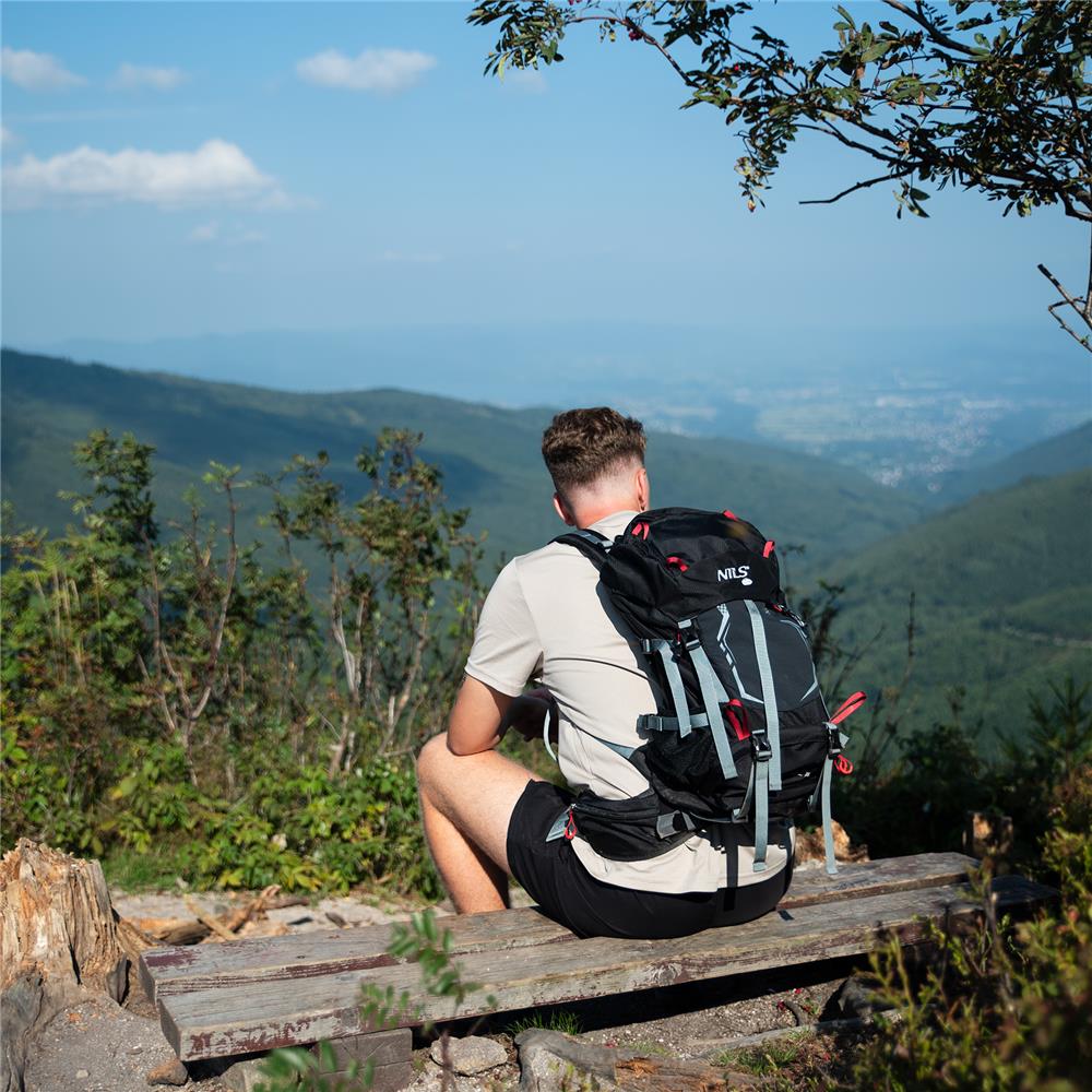 NILS CAMP Trekkingrucksack Northlake 40L in Schwarz - erweiterbarer Outdoor Rucksack mit Belüftung