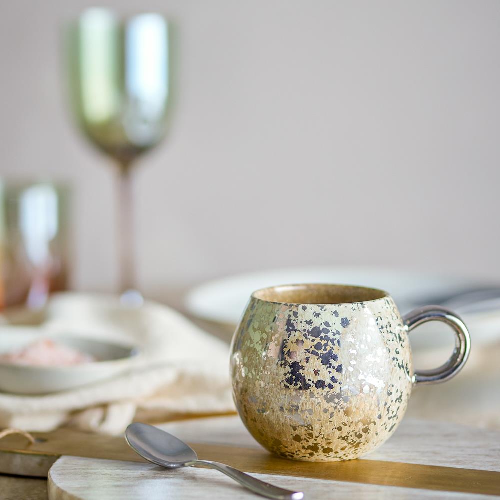 Bloomingville Paula Tasse Grün Steingut D9xH8 cm – grün mit Metallic-Effekt