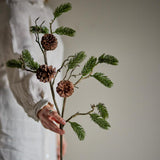 Bloomingville Pine Dekozweig Grün Kunstpflanze mit Tannenzapfen 73 cm