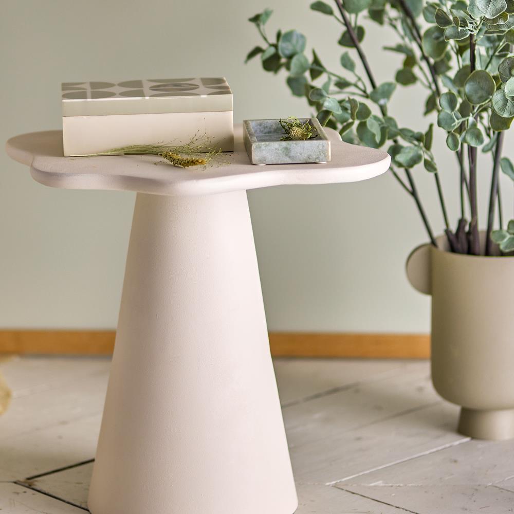 Bloomingville Soller Beistelltisch aus Aluminium in Natur – organischer Beistelltisch fürs Wohnzimmer
