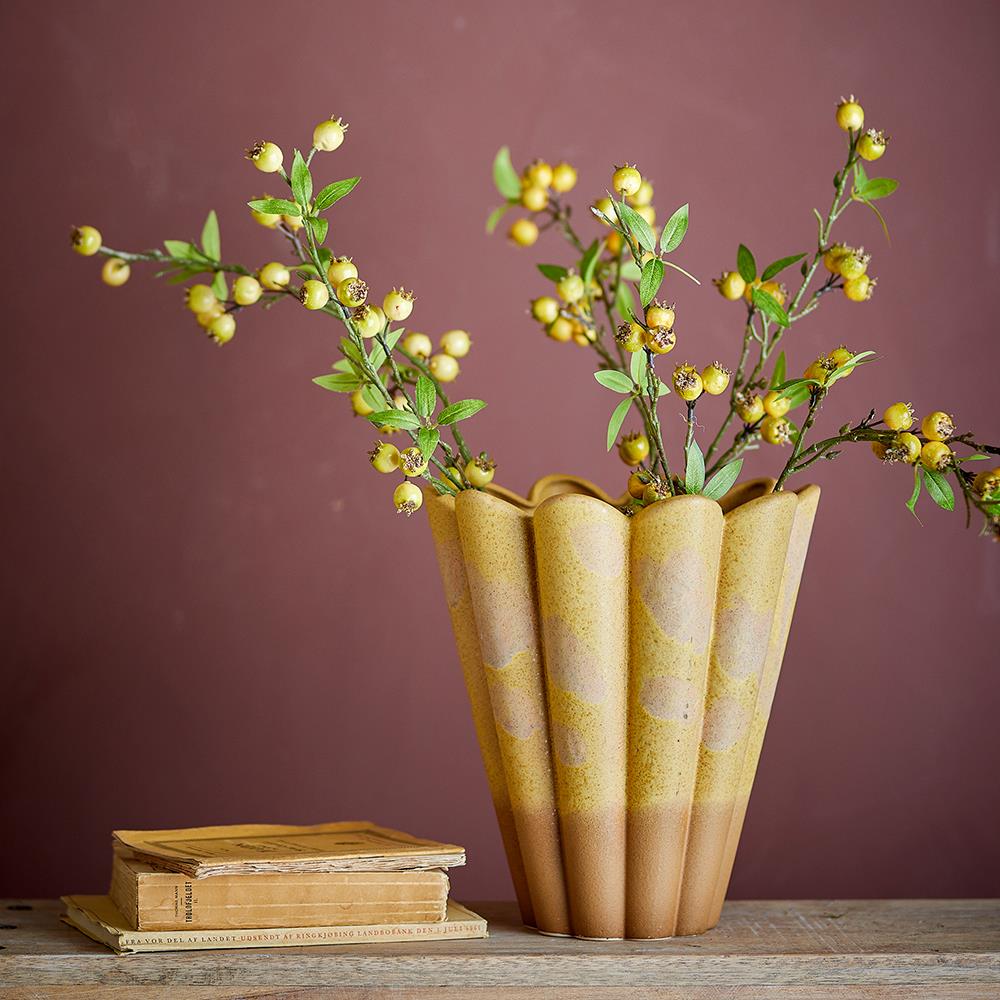 Bloomingville Penn Vase aus Steingut, Gelb – kunstvolle Vase mit gewellten Rändern