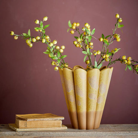 Bloomingville Penn Vase aus Steingut, Gelb – kunstvolle Vase mit gewellten Rändern