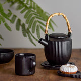 Bloomingville Neri Teekanne Schwarz – Steingut, 850 ml, Bambusgriff, skandinavisches Design mit Rillenstruktur