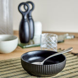 Bloomingville Neri Schale Schwarz – Steingut, 625 ml, skandinavisches Design mit Rillenstruktur