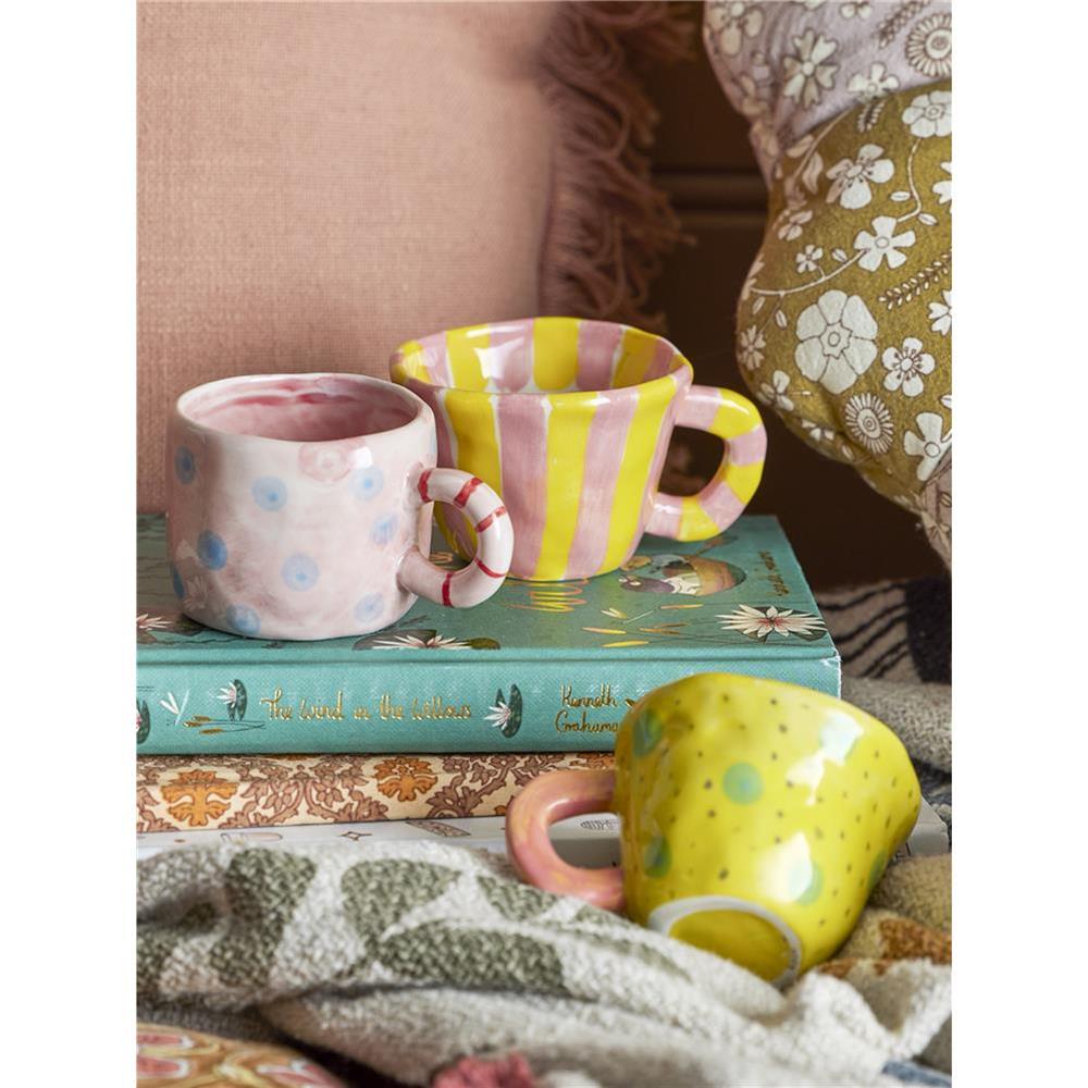 Bloomingville MINI Nini Tasse, Rosa mit blauen Punkten, Steingut, Kindertasse, dänisches Design