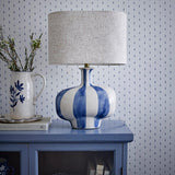 Bloomingville Alida Tischlampe bunt - Keramik Lampe mit Leinen Schirm für Wohnzimmer & Deko