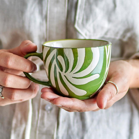 Bloomingville Heikki Tasse – grüne Steingut-Tasse mit geprägtem Muster, 240 ml