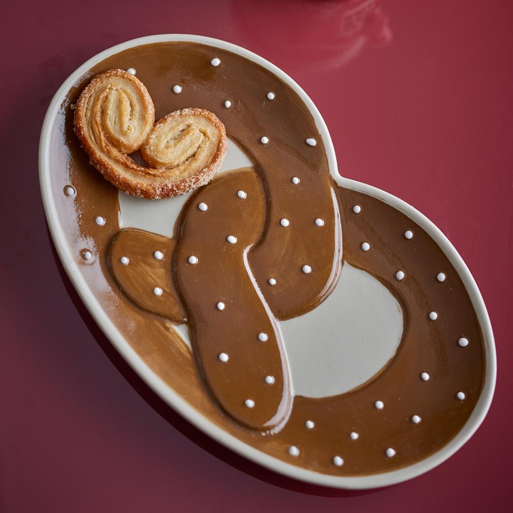 Bloomingville Treats Servierplatte Brezel, Braun, Steingut, 23,5 cm, Weihnachtsteller