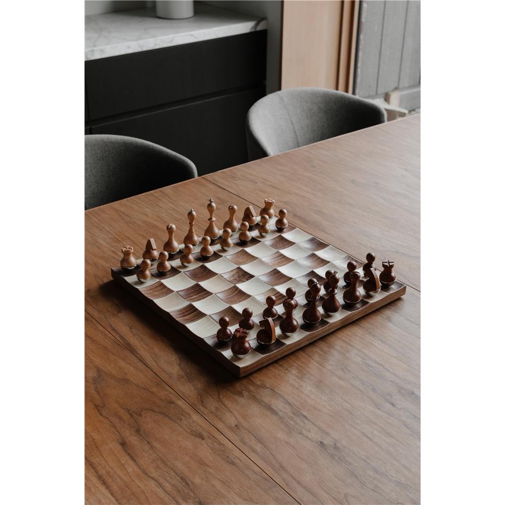 Umbra Wobble Schach Set mit vertieften Spielfeldern Ahorn- und Walnussholz