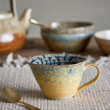 Bloomingville Milani Tasse, 250 ml – Steinguttasse in Blau mit gelben Nuancen und perlmuttartiger Glasur