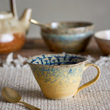 Bloomingville Milani Tasse, 250 ml – Steinguttasse in Blau mit gelben Nuancen und perlmuttartiger Glasur