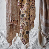 Bloomingville Eydis Decke 160x130 cm – Nachhaltige Baumwolle mit floralem Druck & Fransen