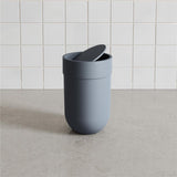 Umbra Touch Abfalleimer 6 L mit Schwingdeckel, in Schieferblau, Kosmetikeimer, Papierkorb, Badezimmereimer